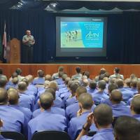 Almirante Rodrigues explicando sobre os benefícios do AMN à Família Naval