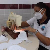 Voluntária durante a confecção das máscaras