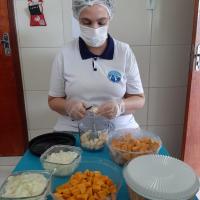 Voluntária durante a preparação