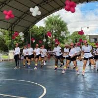 Mulheres da Família Naval curtindo uma aula de dança