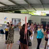 Idosos da Família Naval se divertindo ao som da bateria da Escola de  Samba “Quem são eles”