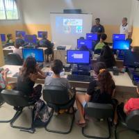 ADOLESCER+ EM SALVADOR PROMOVE AULAS DE INFORMÁTICA