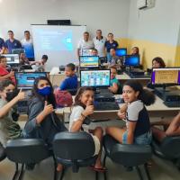 ADOLESCER+ EM SALVADOR PROMOVE AULAS DE INFORMÁTICA