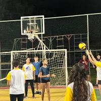 VCB APOIA AULA DE VÔLEI DO PROJETO ADOLESCER+ EM SÃO PEDRO DA ALDEIA