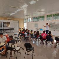 CONHECIMENTO DE INSTRUMENTOS MUSICAIS É SUCESSO ENTRE ALUNOS DO ADOLESCER+ EM RIO GRANDE